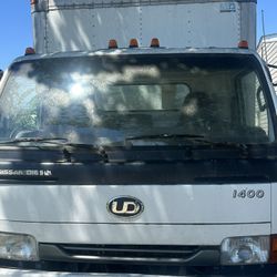 Nissan  Ud 2004.   With Lift Gate. 