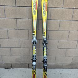 Völkl Vertigo G3i downhill skis.  Völkl Vertigo G3i 高山下坡滑雪板。