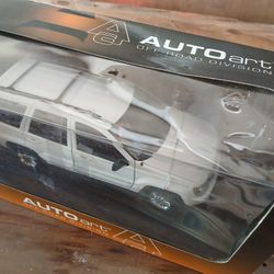 Very RARE AUTO ART 1/ 18 Scale Jeep Cherokee 