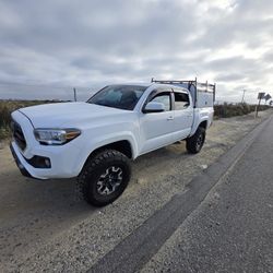 Tacoma 5ft Bed 2015 ARE DCU Camper Shell