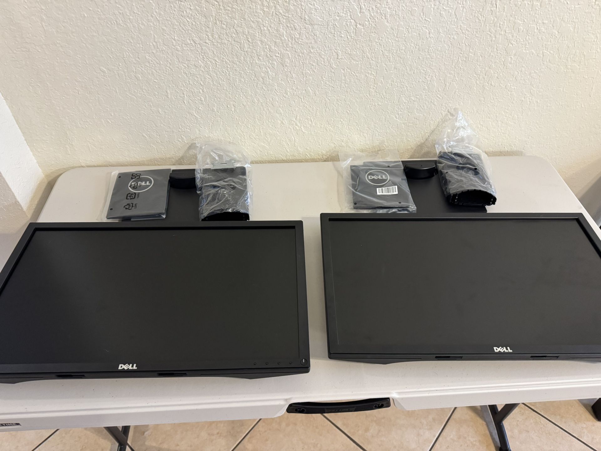TWO !! Dell Monitor 24 INCHES
