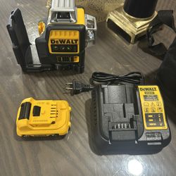 DEWALT 12V MAX Laser Level, Green Line Laser, 3-Way, 360 Degree Professional Laser, Cordless/Recharg