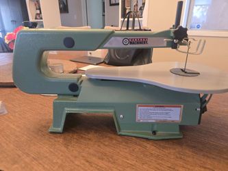 Central Machinery 16" Variable Speed Scroll SawFunctional Central Machinery 16" variable speed scroll saw.