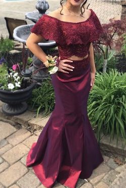 Gorgeous 2-piece prom dress with embellished top and mermaid bottom. Size 4.