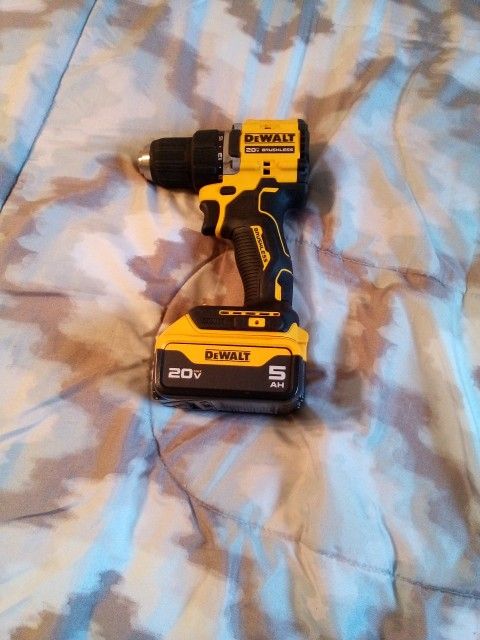 DeWalt Atomic Drill And 20 V 5 AH Battery