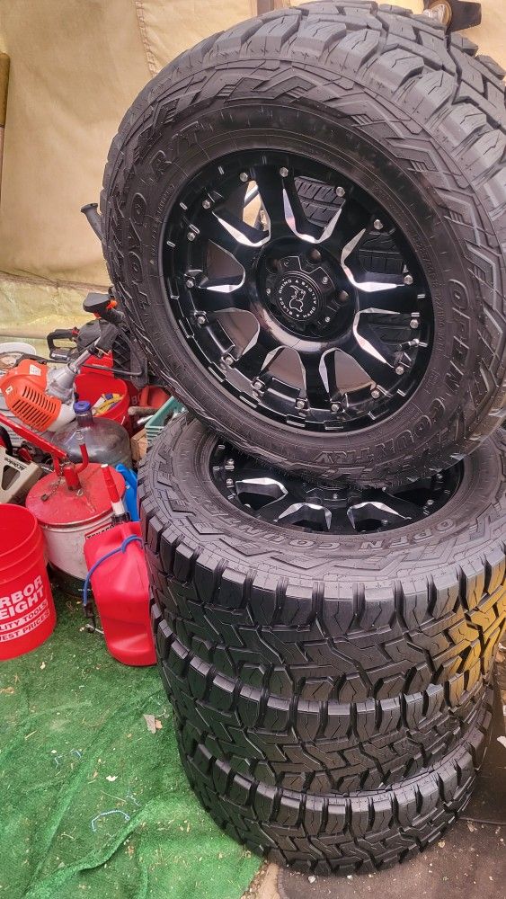 LT285/60/18 TOYO OPEN COUNTRY & WHEELS