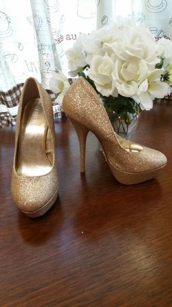 Size 7 gold color