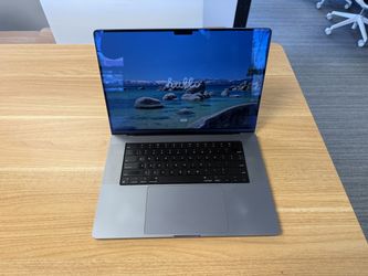 Apple MacBook Pro 16" (2021) M1 Pro 10-Core / 16GB RAM / 1TB SSD + Magic Mouse & Magic Keyboard!
