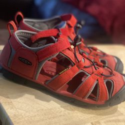 Keen Water Shoes (Big Kid Size 5)