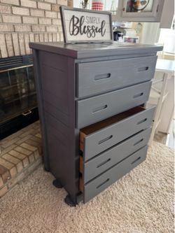 ✨✨ SOLID WOOD GRAY TALL 5 DRAWER DRESSER BY JOHN M. SMITH✨✨