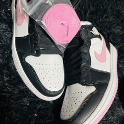 Jordan 1 Mid White / Black / Light Arctic Pink SZ 8