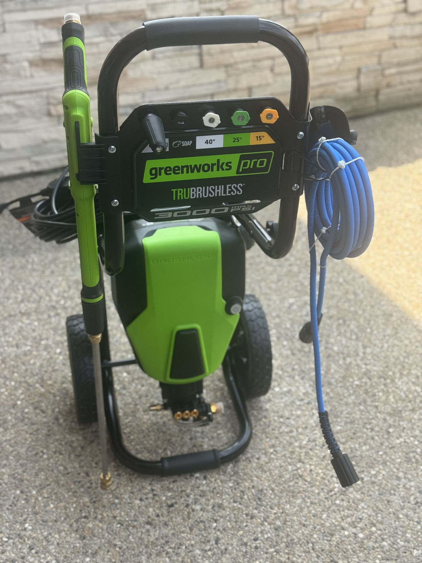 Greenworks Pro 3000-PSI 2.0-GPM Cold Water Electric Pressure washer with 5 Spray Tips