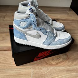 Air Jordan Retro 1 Hyper Royal