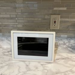 Like New Skylight 10″ WiFi Digital Picture Frame (Model 100‑FRM) 