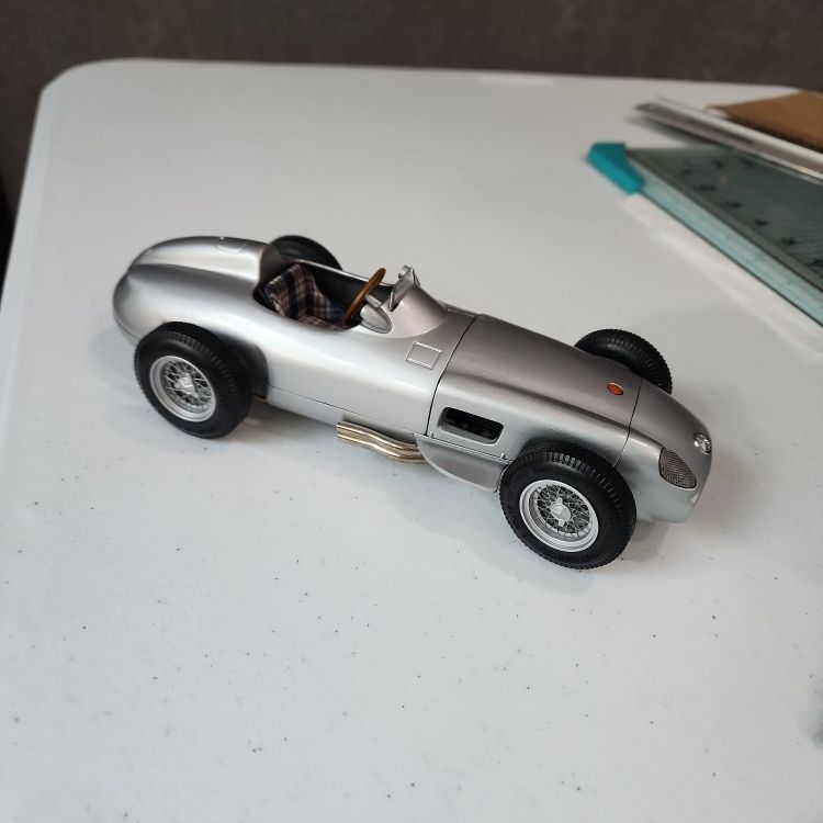 CMC Mercedes Benz W196 Silberpfeil-Monoposto Race Car 1:18 Scale 