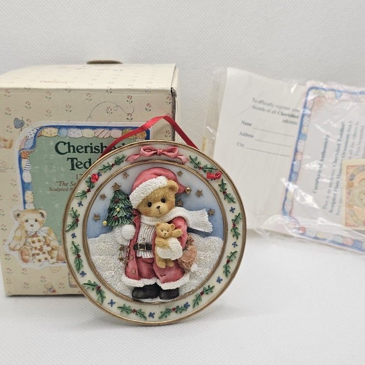 Cherished Teddies season Santa sculpted CHRISTMAS FIGURINE ORNAMENT HANGING

Great CONDITION,  no flaws

The Season for Santa

Sculpted plate / Hangin