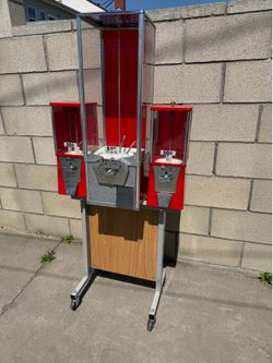 2 inch dollar capsule machine and two 1 inch capsule machines 59 cents on new stand wheels locks and key
