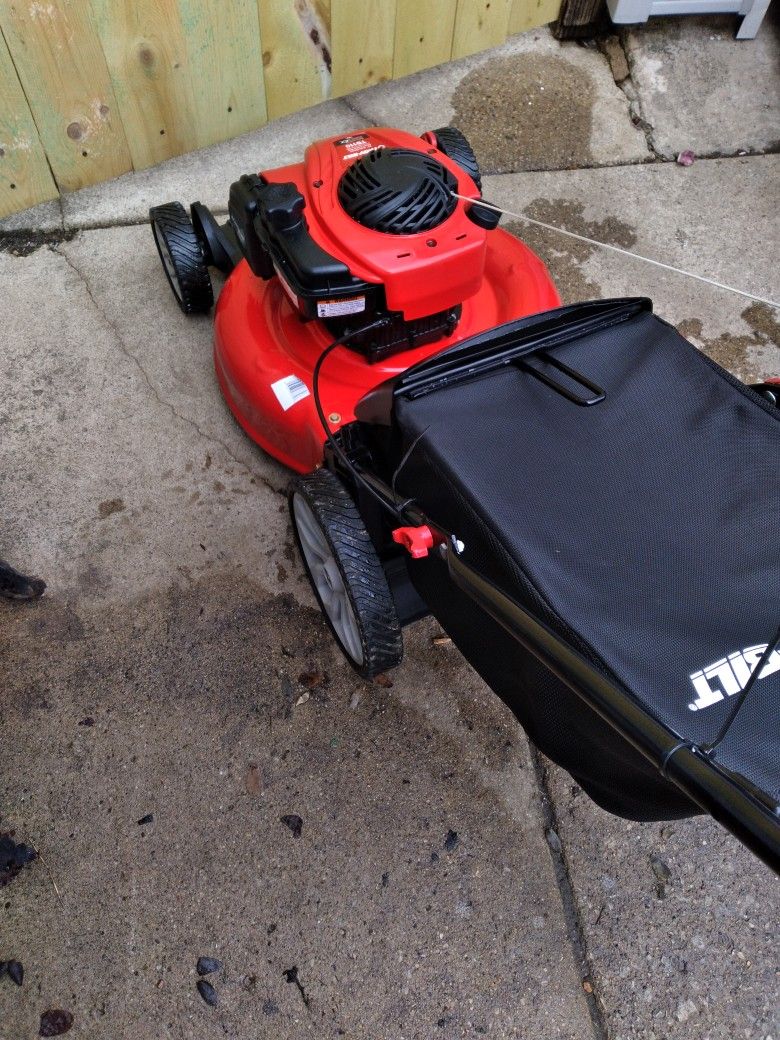 LIKE-NEW Troy-Bilt 21" Inch Push Lawnmower W/Bag And High Rear Wheels
