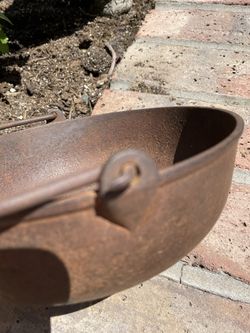 Cast Iron Scotch Pot With gate mark 