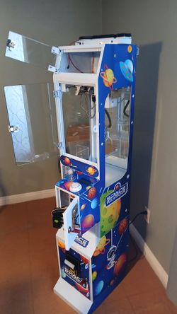Mini claw machine