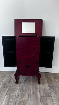 Jewelry stand/ dressor