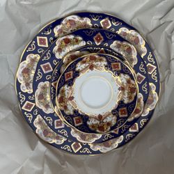  Japanese bronzRoyal Albert "Heirloom" pattern bone china plates. )