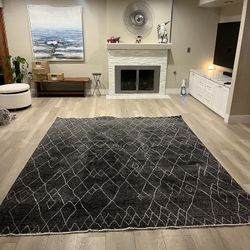 Area Rug- 7x10; Like New, No Pets 