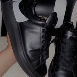 Alexander McQueen READ DESCRIPTION