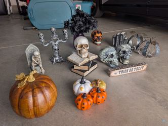 Assorted Halloween decor