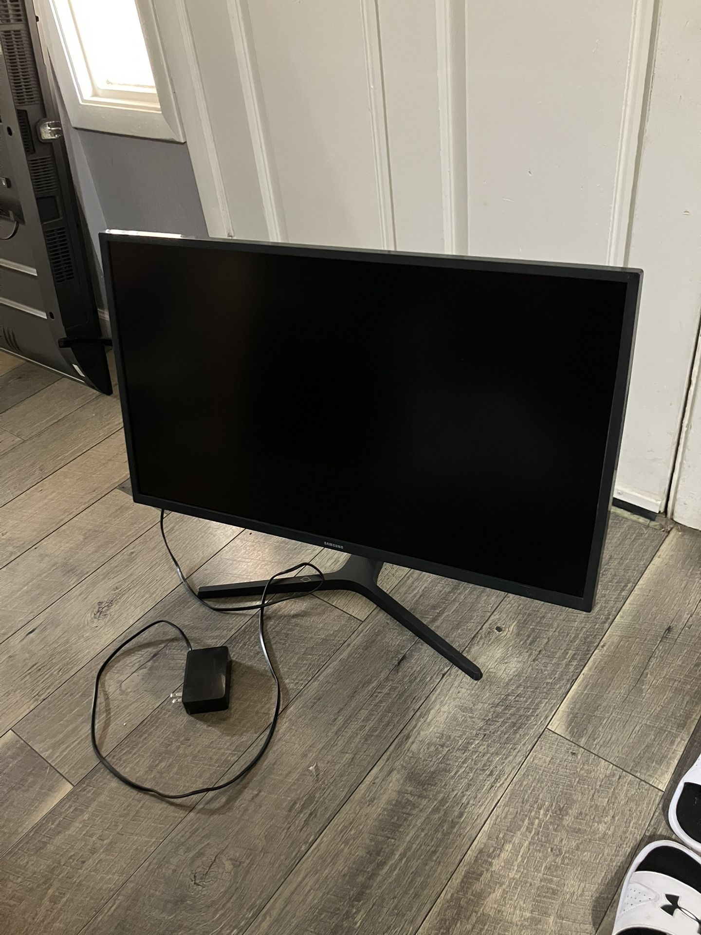 Samsung UJ59 32-inch 3840x2160P 4K UHD Built in Speaker . Borderless IPS LCD ViewFinity Monitor black