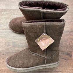 New Leather Women’s Winter Boots , Brand Lamo, Size 11, Runs Smaller