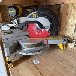 Dewalt 12” double bevel miter saw W/Stand