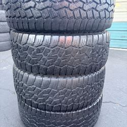 Set De Llantas Usadas En Muy Buenas Condiciones 3 Iguales Y 1 Diferente LT 285/70 R17 Instalación Y Balanceo Por El Mismo Precio