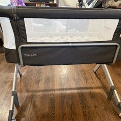Dream On Me Bassinet — Like New — Includes Mattress Cover & Fitted Sheet