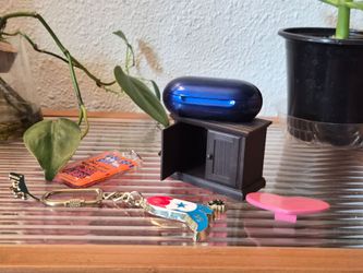 Various small items + Galaxy buds