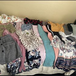 !WOMENS BUNDLE JUNIORS CLOTHES SIZE SMALL AND