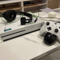 Xbox One + one controller & Headphones 