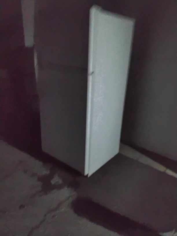 Nice White Frigidaire Refrigerator And Freezer Apartment Size OEM Super Clean Display Model.