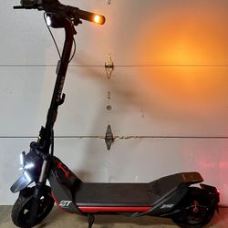 Like New Segway ZT3 Pro Full Suspension Electric Scooter 24.9 Mph Top Speed & 43.5 Miles Max Range