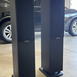 Two Polk audio tower Speakers 