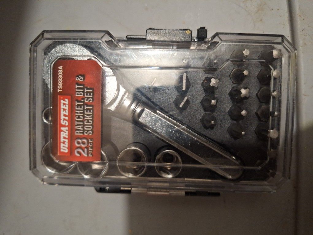 28 Piece Rachet Bit And Socket Set.