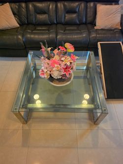 Glass and metal coffe table. 41.5 x 41.5 x 16.5