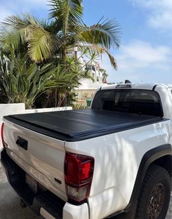 Toyota Tacoma 16-23 Short Bed 5FT Rough Country Low Profile Hard Bed Cover