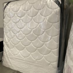 Cal King “Dreamcloud “ 14 Inch Plush Top Mattress. New! 