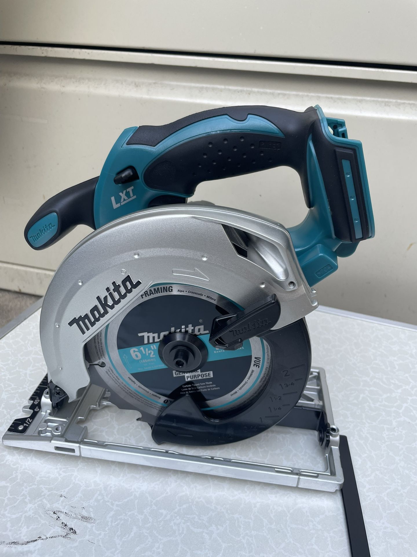 18V LXT Lithium-Ion Cordless 6-1/2 in. Lightweight Circular Saw and General Purpose Blade (Tool-Only