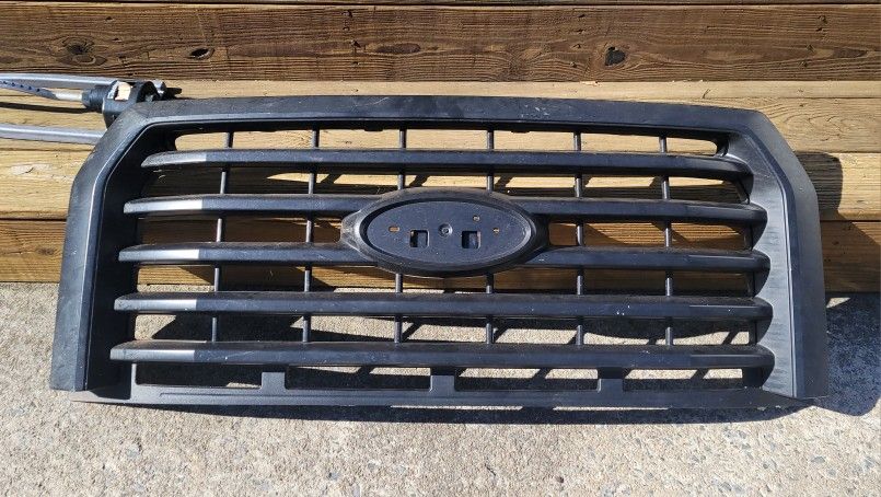 (VERY NICE)2015-17 FORD PICKUP TRUCK F150 GRILL