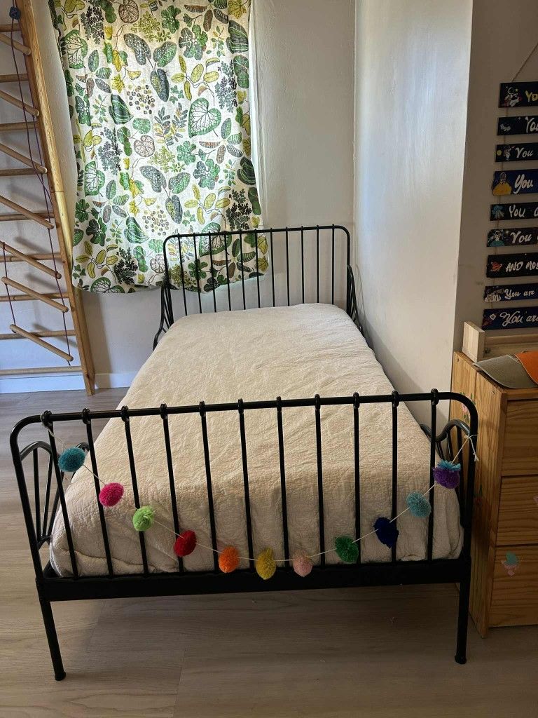 Black Ikea Minnen Extendable Twin Bed
