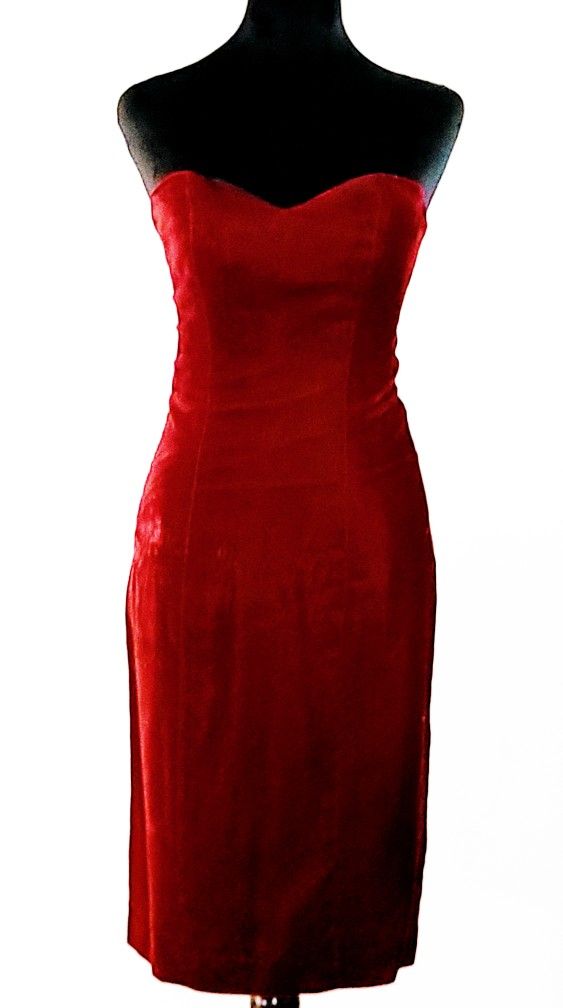 Beautiful Strapless Velvet Evening Dress