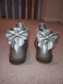 Girls Size 11 Low Boot With Side Zipper and Bows in Back
