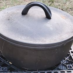  Cast Iron Dutch Oven with Lid - Black